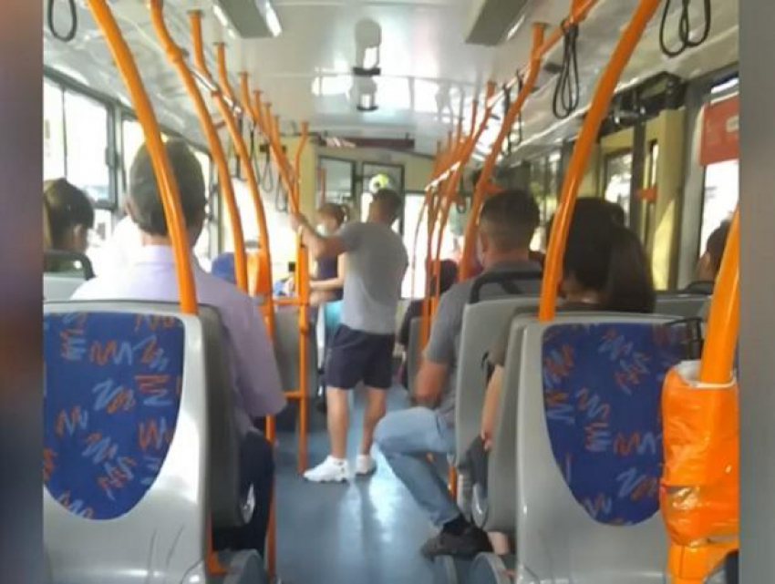 Пассажиры повздорили из-за отсутствия маски в кишиневском троллейбусе при полном попустительстве кондуктора