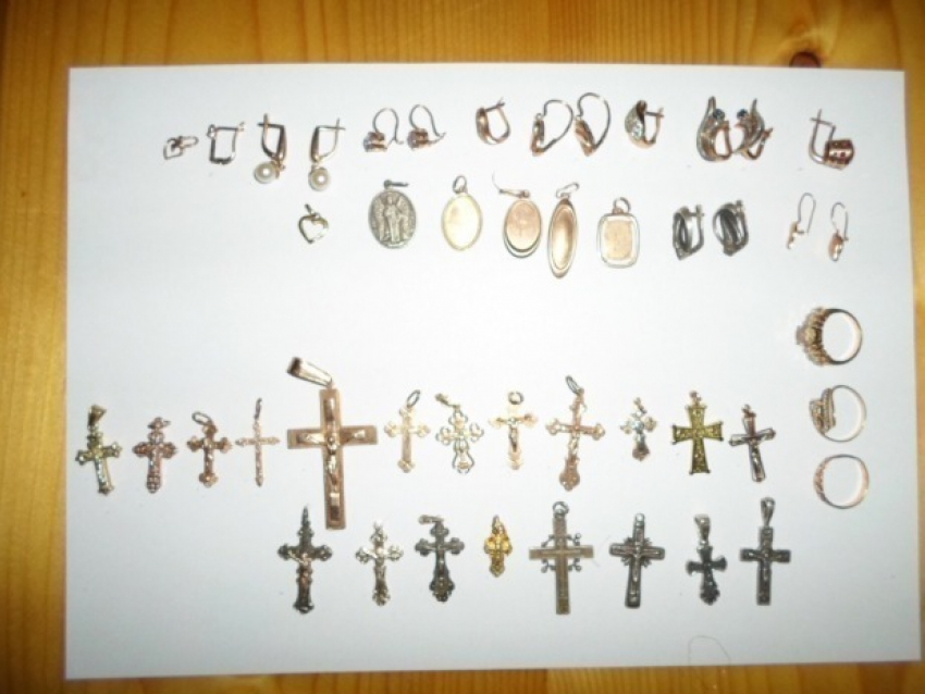 Мужчина и несовершеннолетний ограбили монастырь на 125 тысяч леев