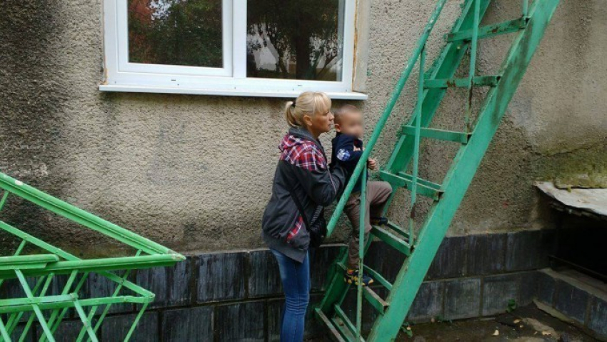Пациентам одной из столичных поликлиник приходится подниматься по пожарной лестнице