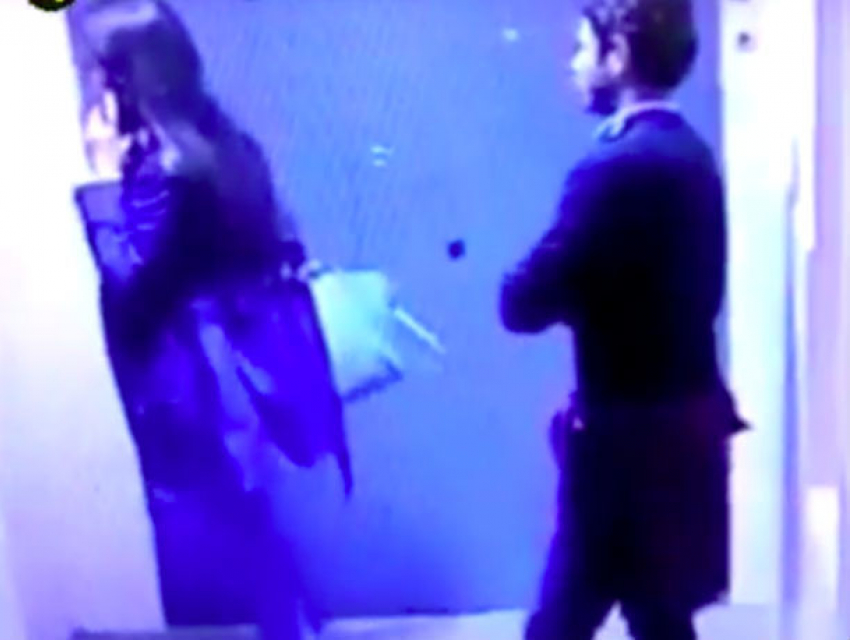 Дерзко нападавшие на женщин в лифтах подростки попали на видео 