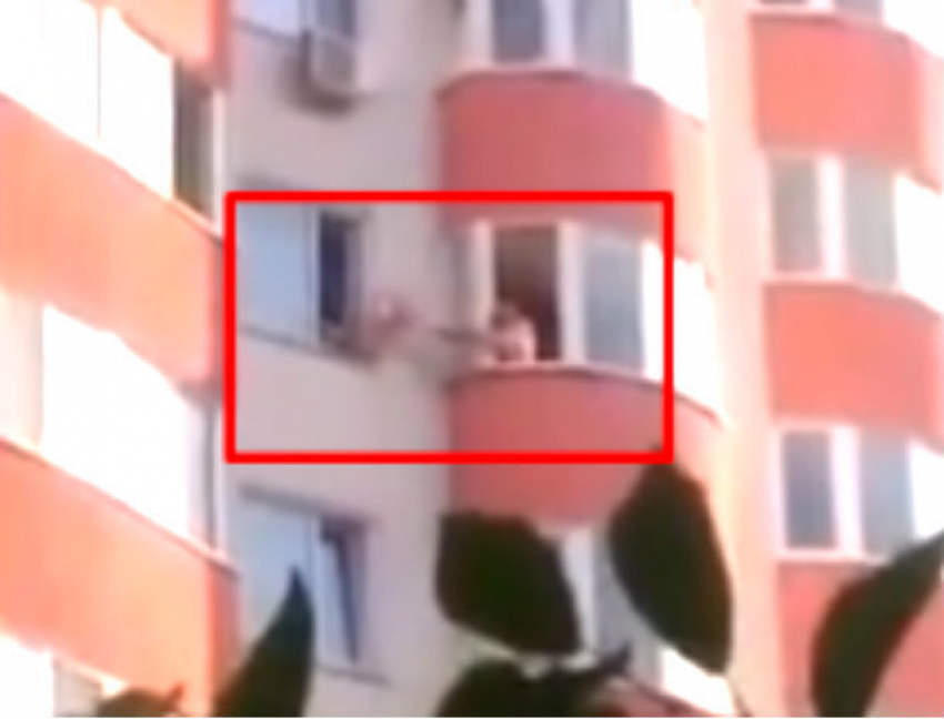 Испугавшийся обыска профессор ASEM передал сумки с уликами соседу через балкон: курьезное видео