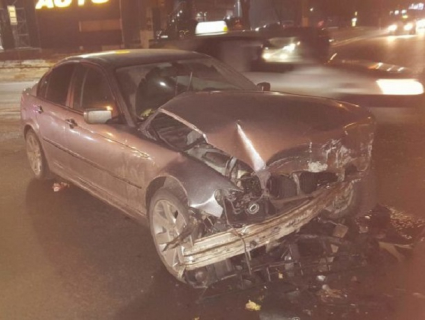 Такси после столкновения с BMW выбросило на обочину в Кишиневе