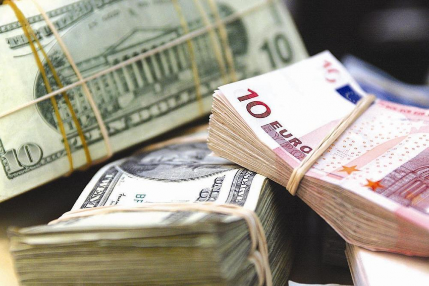 Доллар и евро в Молдове продолжают падение 