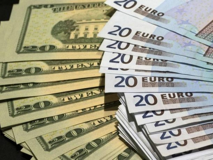 Евро растет, доллар отступает: курсы валют на понедельник 