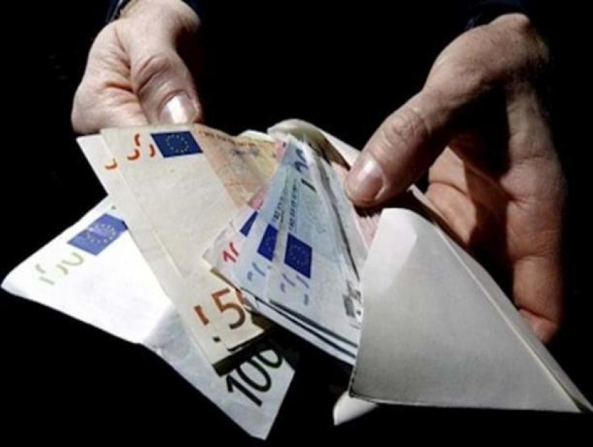 Офицеры полиции вымогали 5 тысяч евро, похвалившись связями в антикоррупционном центре 