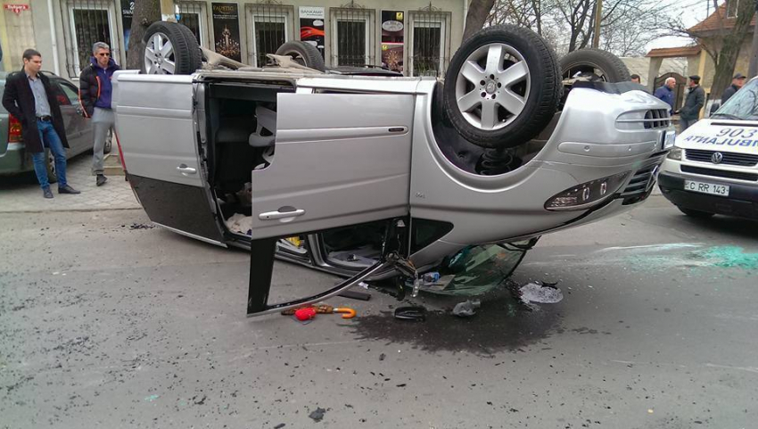 На улице Бернардацци в результате аварии перевернулся автомобиль