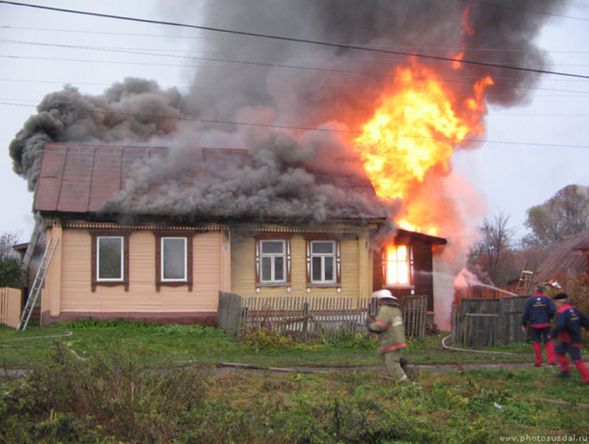 Огонь уничтожил половину дома многодетной семьи в Оргееве