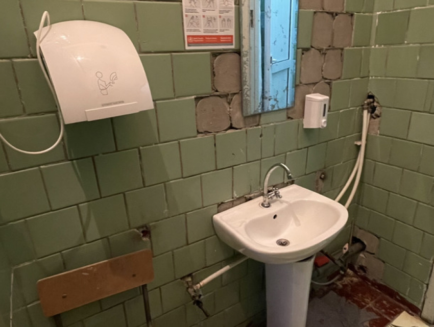 Скверные условия в туалете столичной Академии музыки и театра: венскому квартету посоветовали справить нужду в другом месте