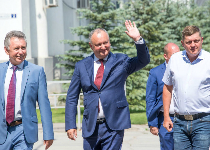 Премьер «закрыл» для Молдовы запад, а президент «открыл» Россию 