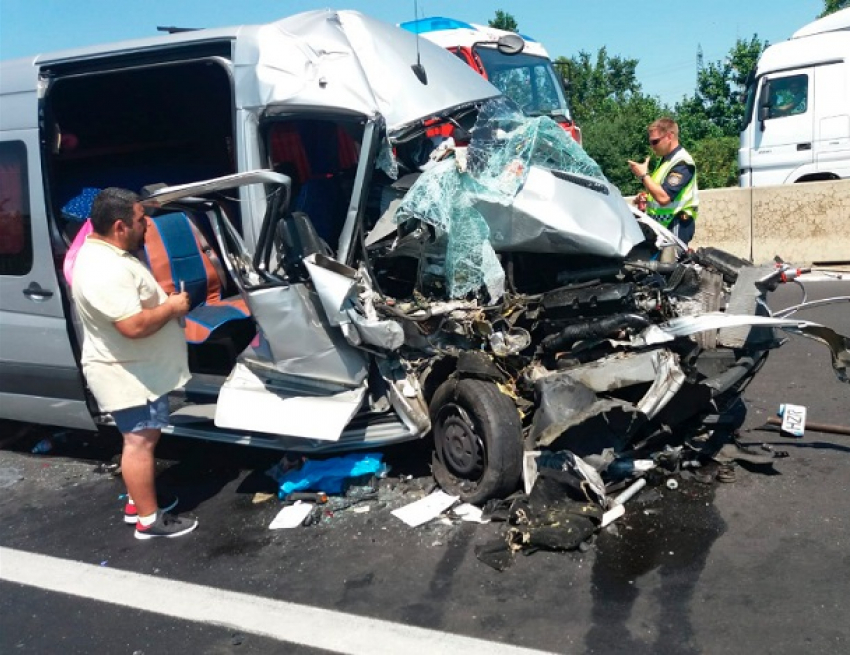 Микроавтобус из Молдовы попал в автокатастрофу в Австрии: пострадали восемь человек