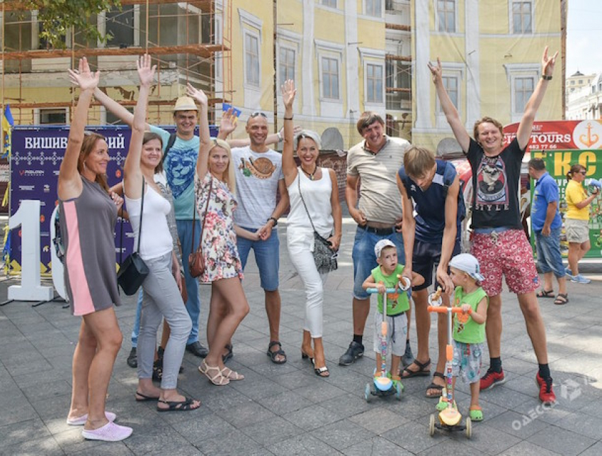 Встреча людей-гигантов потрясла прохожих в Одессе