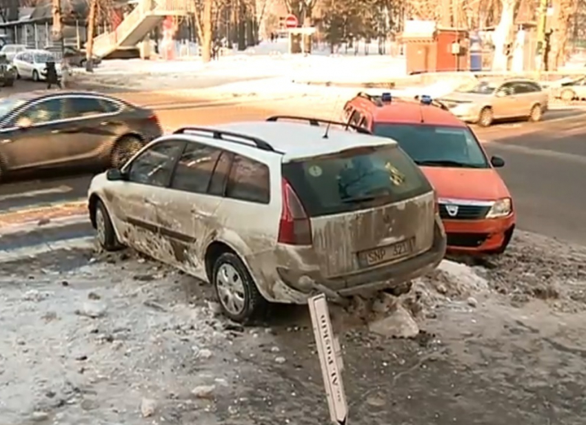 В центре Кишинева в результате ДТП упал указатель улиц