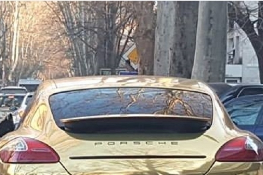 В столице водитель покрыл свой Porsche «золотом» 