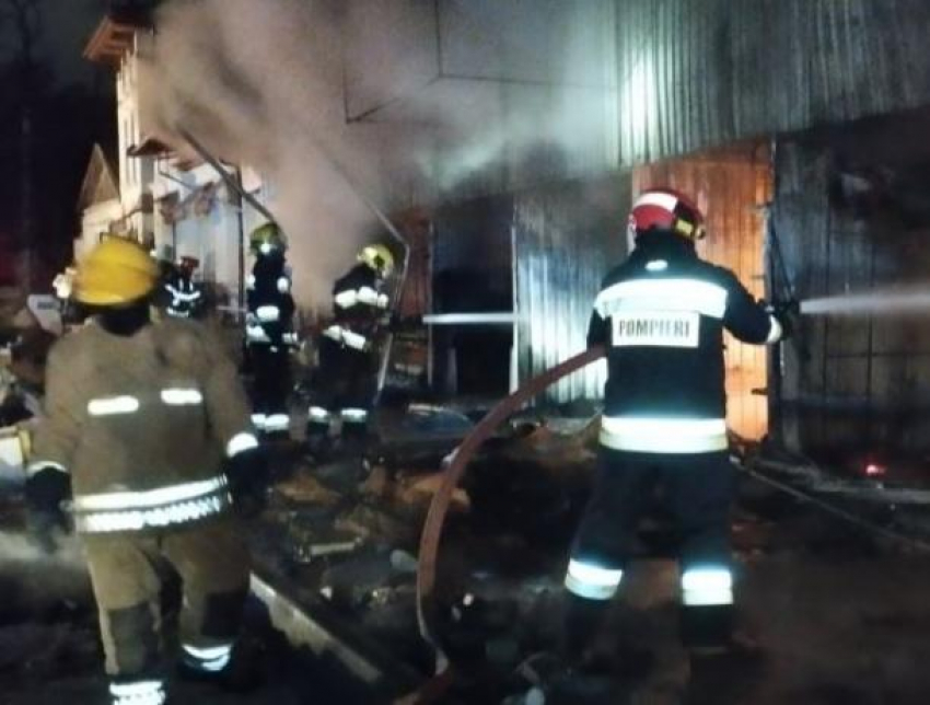 Пожар в центре Кишинева тушили 7 часов, уничтожены 1 000 кв. м. строений