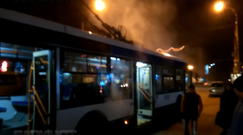 Управление электротранспорта Кишинева разыскивает гражданина, который заснял задымившийся новый троллейбус