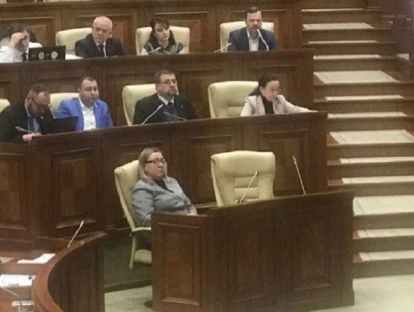 Депутат PAS уснула прямо во время заседания парламента