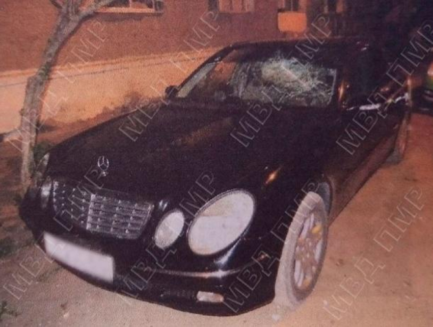 В Дубоссарах неуравновешенный мужчина разгромил чужой дом вместе с автомобилем Mercedes после ссоры с хозяйкой
