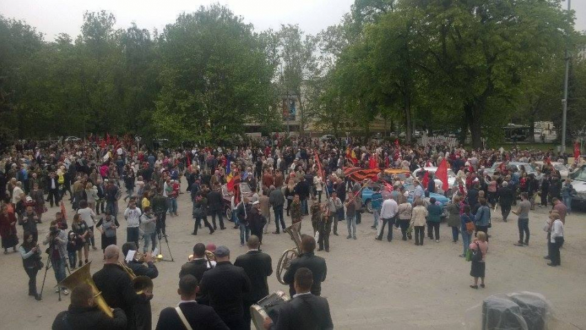 В сквере Театра оперы и балета находятся уже тысячи граждан 
