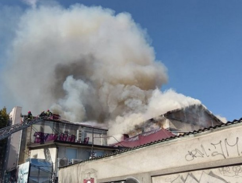 Пожар в Национальной филармонии потушить не удается: в главном здании обрушился потолок