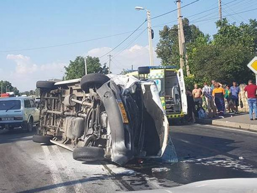 Микроавтобус перевернулся после столкновения с автомобилем ВАЗ у Пересечино 