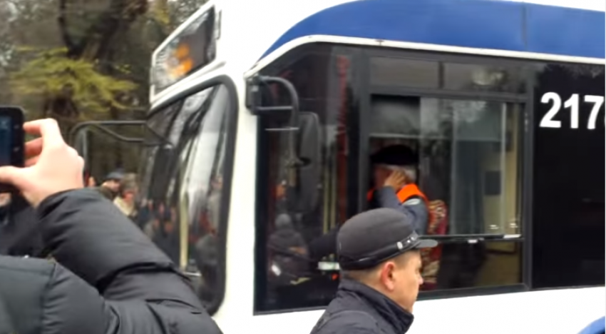 Протестующие платформы DA останавливали троллейбусы и заставляли пассажиров присоединиться к митингу 