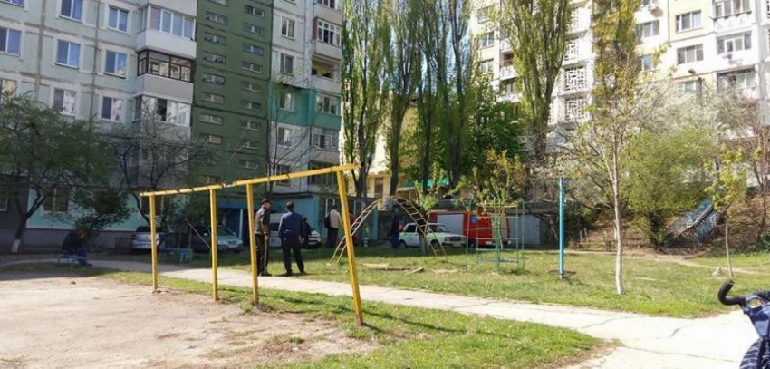 На Чеканах экс-глава Криулянского района попытался спрыгнуть с балкона, увидев офицеров НАЦ