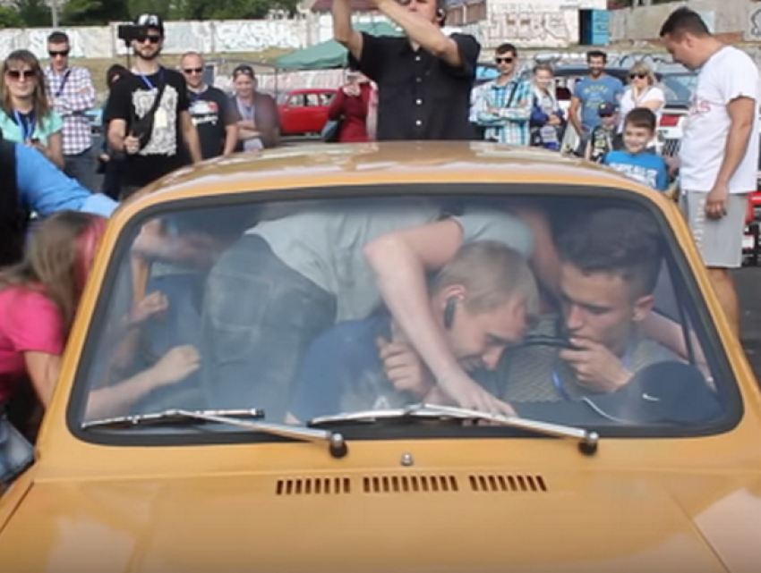 Рекорд вместимости «Запорожца» сняли на видео: в «горбатое» авто затолкали 17 человек