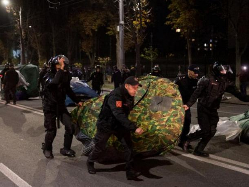 Глава полиции заявил, что протестующие сами разогнали свой палаточный городок 