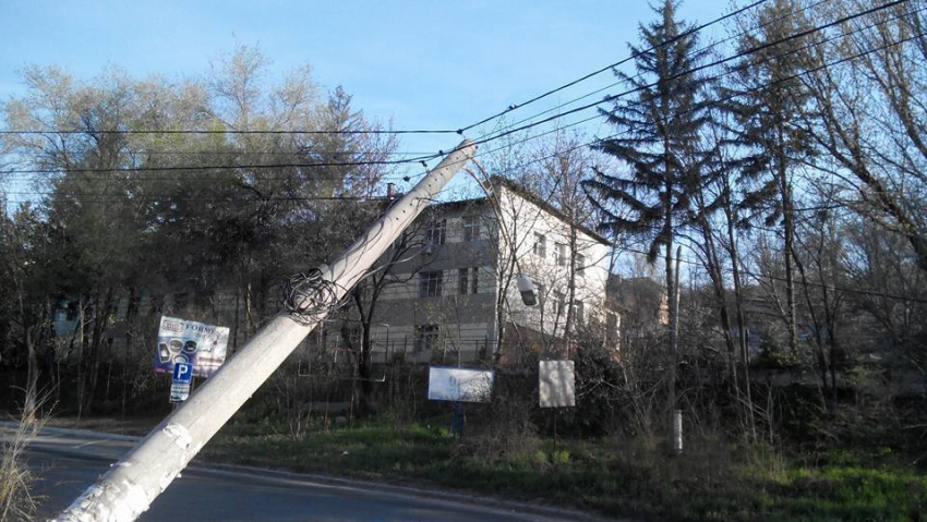 Сильный ветер повалил фонарный столб на Петриканской