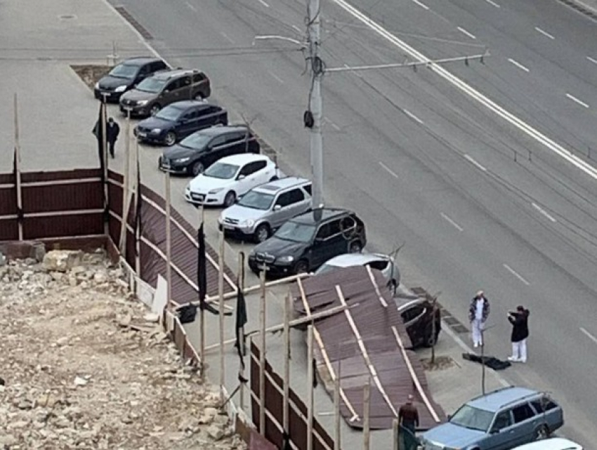 В Кишиневе часть забора снесло ветром и откинуло на припаркованные машины