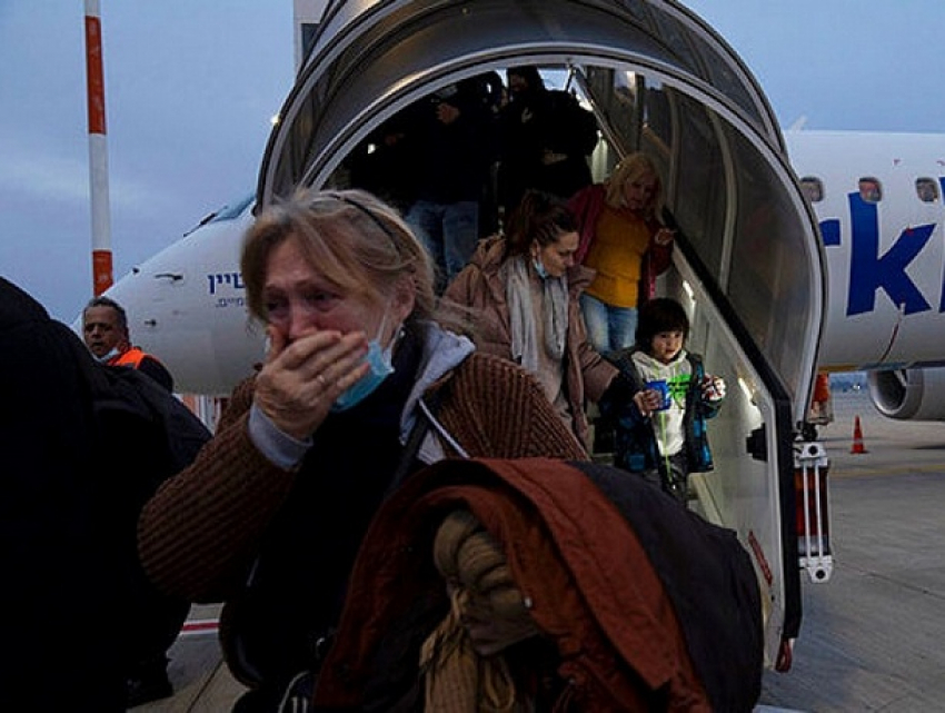 Беженцам организуют бесплатные перелеты в города Европы 