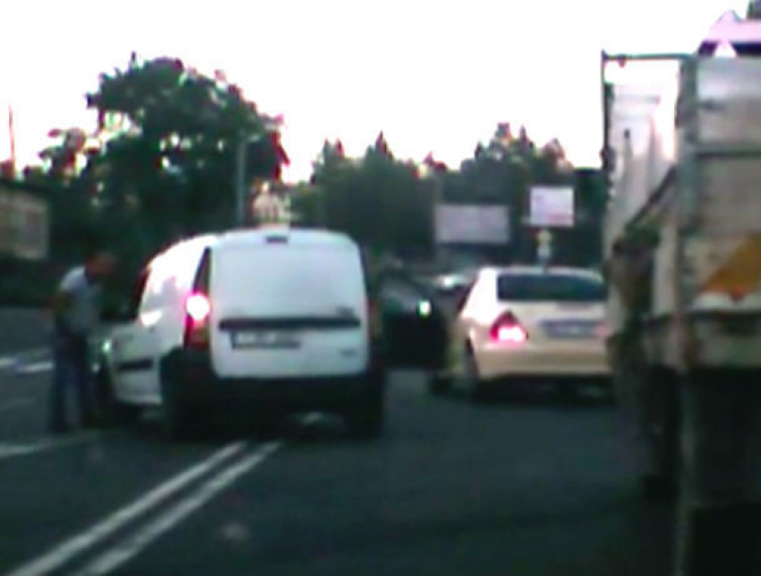 Разъяренный водитель Mercedes заблокировал трассу Кишинев – Оргеев и избил обидчика