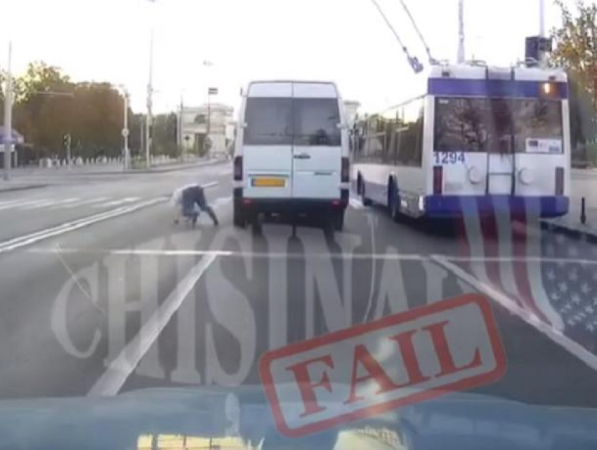 В центре столицы мужчина попытался взять на абордаж двигавшийся микроавтобус, но потерпел неудачу