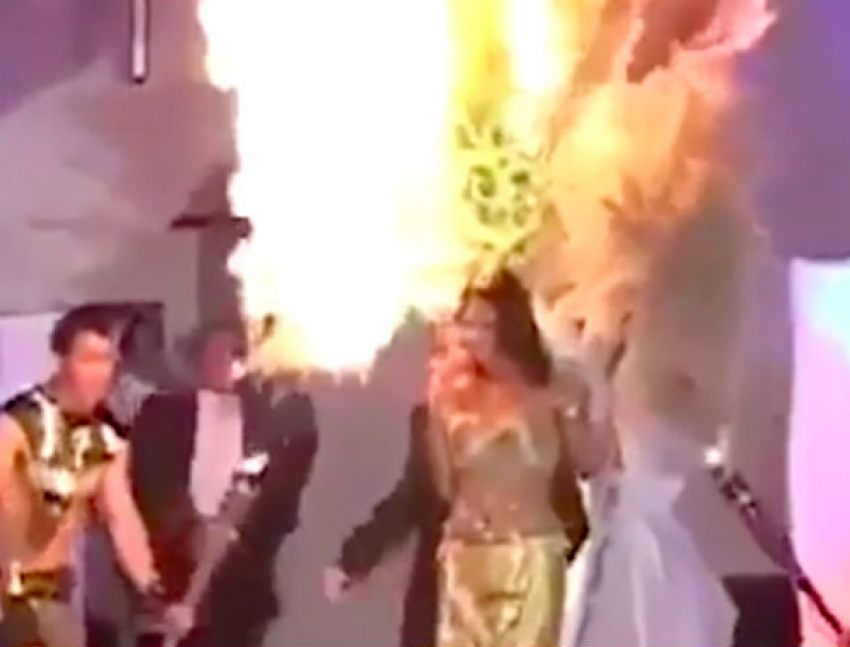 Красавица-модель загорелась на сцене конкурса и вызвала панику: шокирующее видео