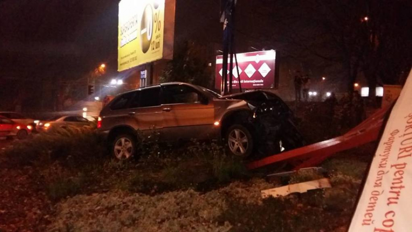 На Ботанике внедорожник BMW снес рекламное панно