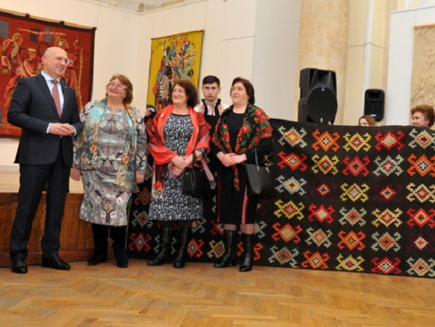 Павел Филип подарил Национальному художественному музею свои старые ковры