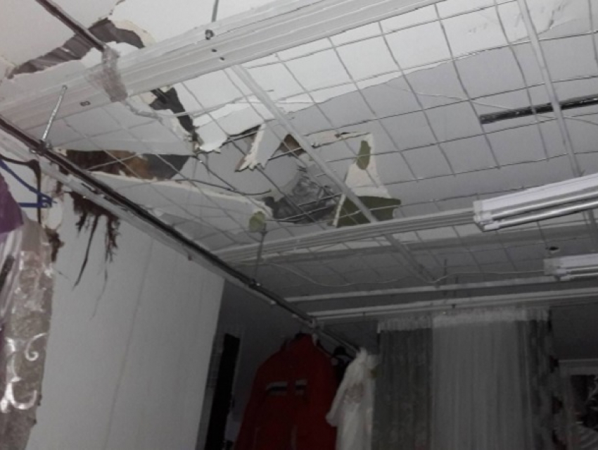 Упавшее дерево уничтожило крышу магазина в Кишиневе