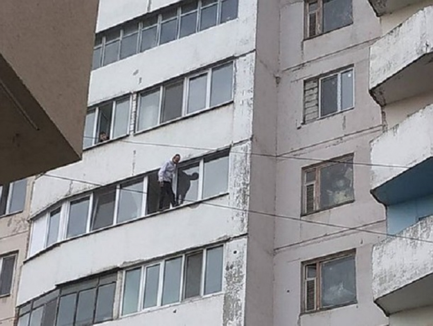 Мужчина в Кишиневе пытается сброситься с высотного здания