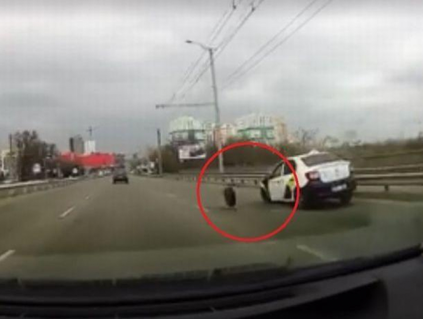В Кишинёве у машины такси Dacia Logan на полном ходу отвалилось колесо, момент попал на видео