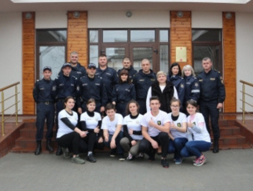 Полицейские и волонтеры Чадыр-Лунги посетили дом престарелых