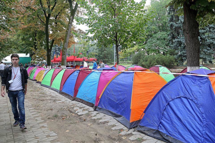 ПСРМ и НП устанавливают второй палаточный городок. Усатый: В палатках должна быть вся страна