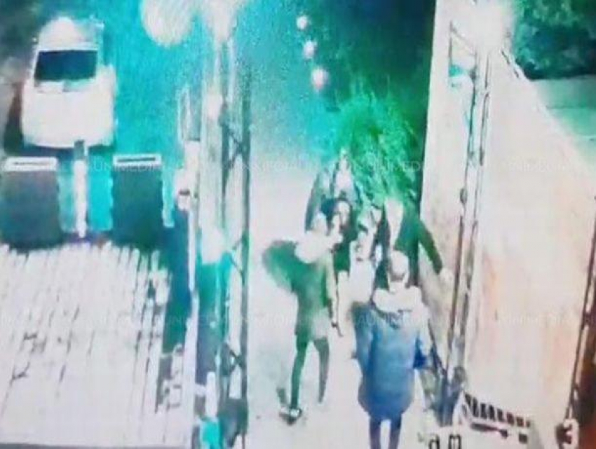 Появилось видео, в котором видно, как изнасилованную сотрудницу Антикоррупционной прокуратуры силой затаскивают в машину