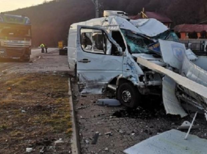 Молдавский микроавтобус в Клуже попал в тяжелую аварию, есть раненые соотечественники