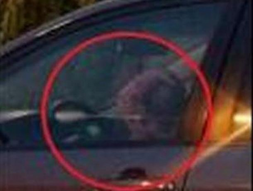 Мужчину с ребенком на руках за рулем автомобиля на улице Кишинева наказали