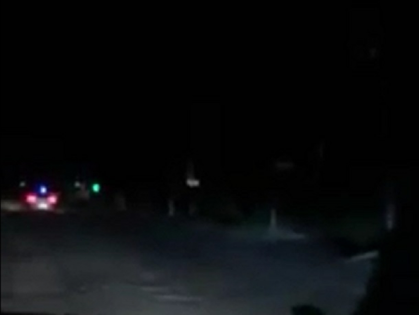 Погруженная во тьму оживленная магистраль в центре Кишинева попала на видео 