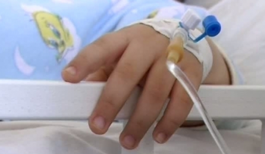 В Молдове 2-летний ребенок попал в больницу после того, как опрокинул на себя чашку с горячим кофе 