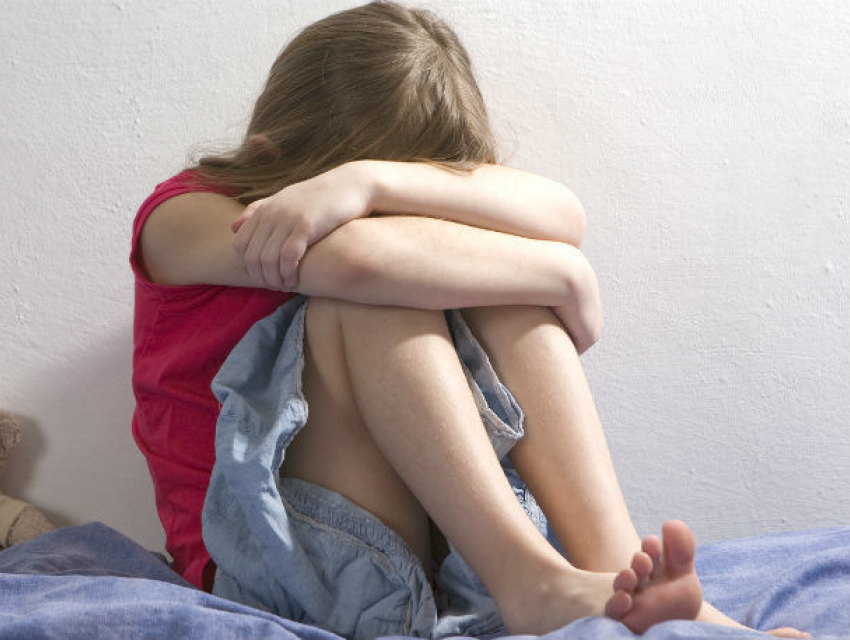Сексуальное насилие над 13-летней дочерью совершал извращенец в Хынчештском районе