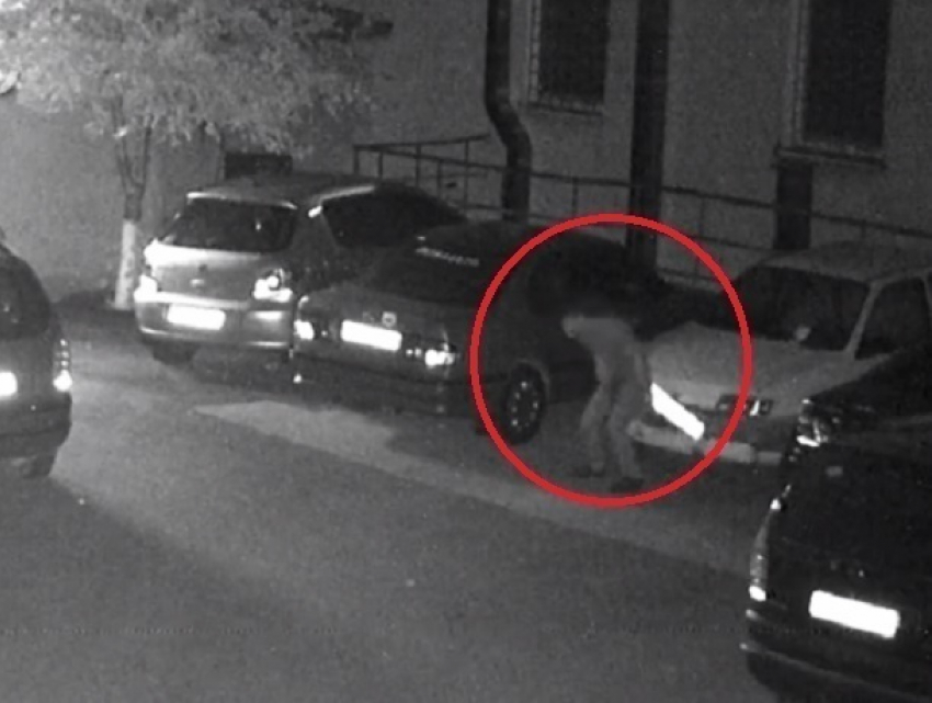 "Ночной неадекват» покуражился над автомобилем в Кишиневе и попал на видео 