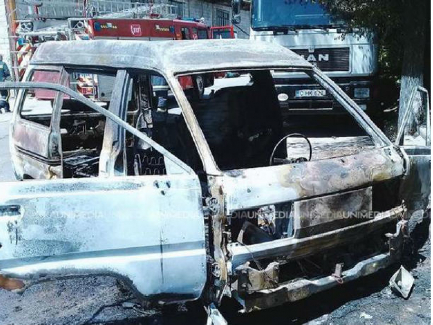 Зрелищное уничтожение загоревшегося автомобиля на Рышкановке сняли на видео