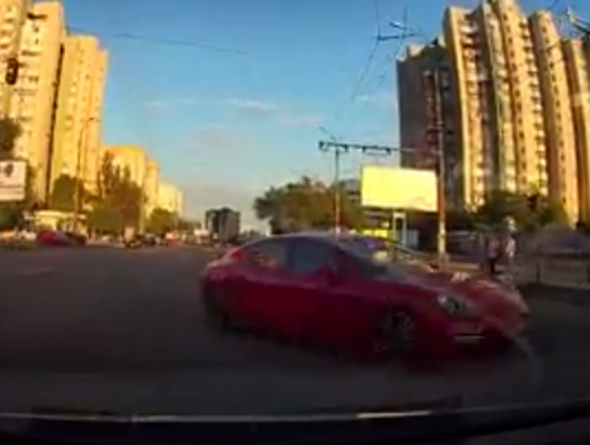 Рискованный маневр лихача на люксовом автомобиле в Кишиневе попал на видео